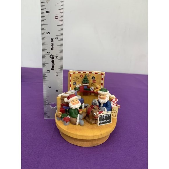 Our American Gift Candle Topper Santa‘s Workshop Topper number 4050 2001 - Picture 3 of 10